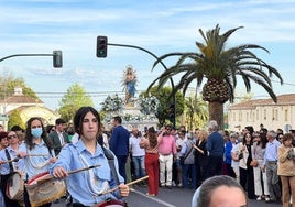 Traslado de la Patrona, en procesión hasta la iglesia de Santa María, ayer domingo por la tarde.