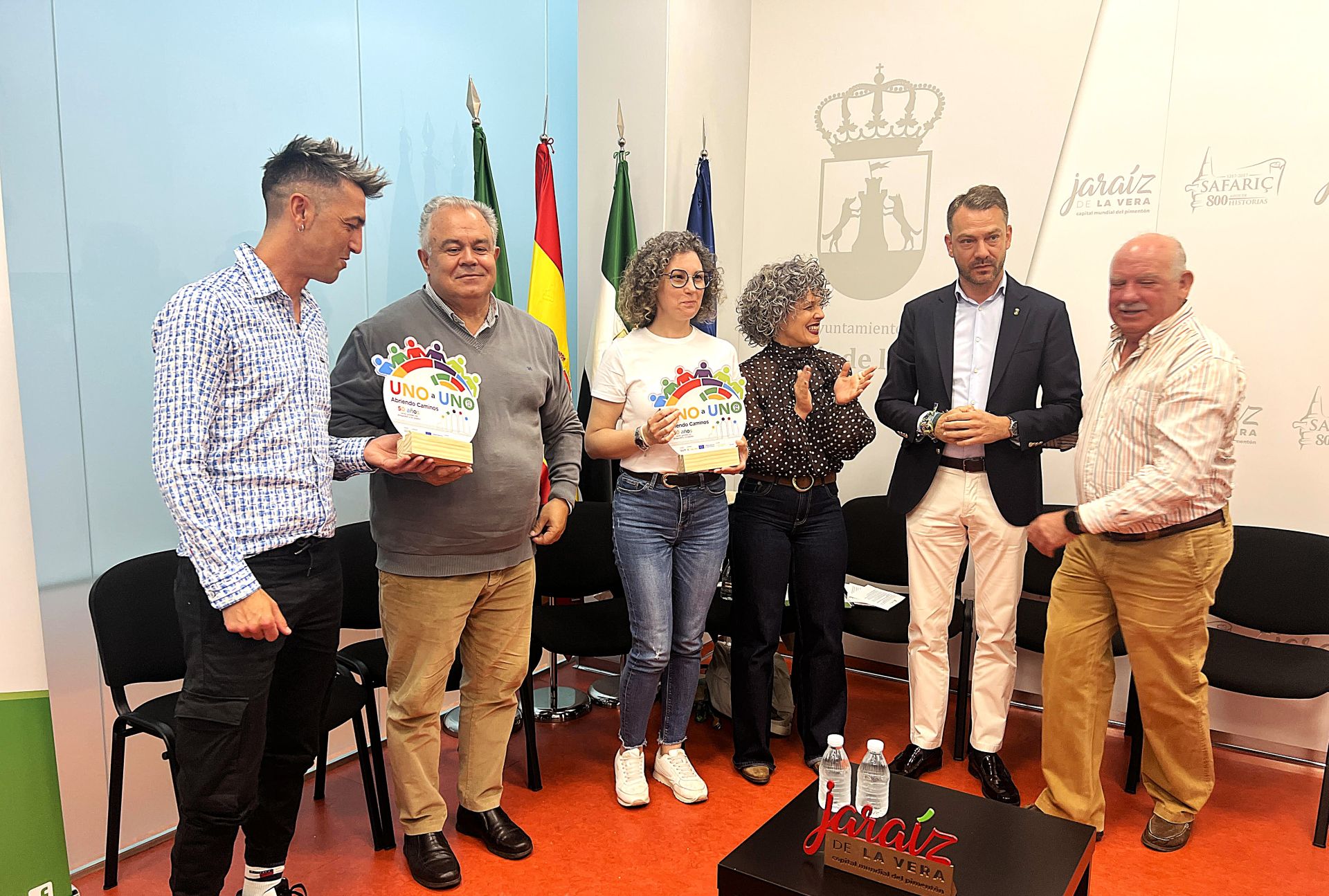 Entrega de las placas a las empresas colaboradoras.