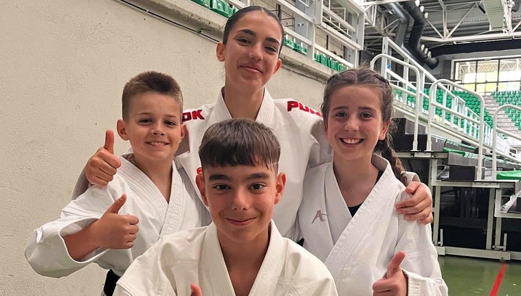 Cuatro alumnos del Club de Kárate Jaraíz, nuevos cinturones negros