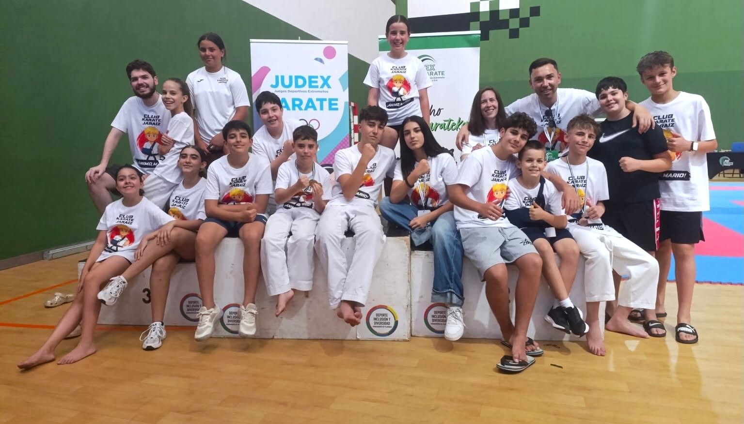 Los medallistas y monitores