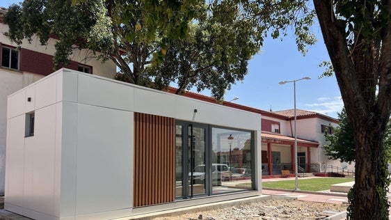 Instalado el edificio prefabricado de la nueva Oficina de Turismo