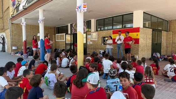 Entrega de diplomas a los niños del campamento urbano y cursos de natación
