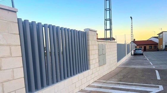 Renovado el cerramiento sur del polideportivo y la entrada a la piscina