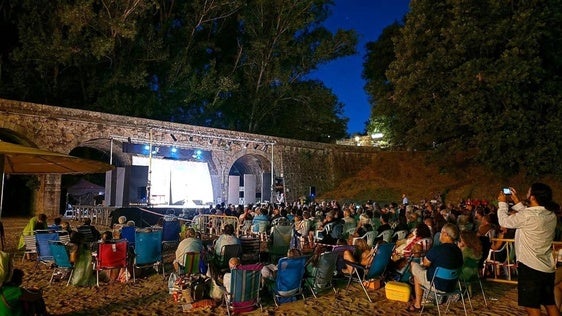 El Lago se llena de público para ver el drama en movimiento 'Lucía Joyce'