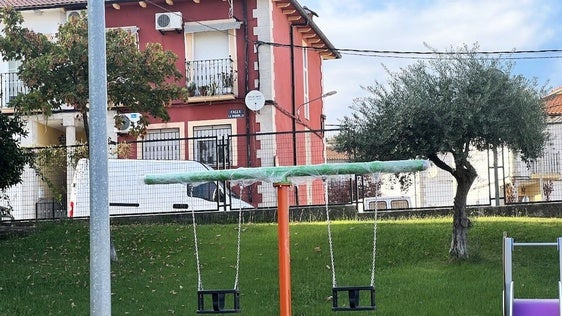 Renuevan el mobiliario del parque infantil de la barriada de Santa María