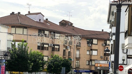 La avenida de la Constitución, principal arteria comercial de la localidad