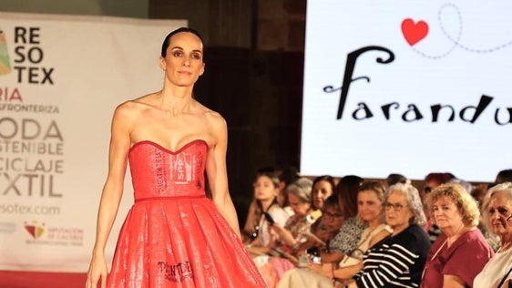 Una modelo luciendo un diseño de Farandulera