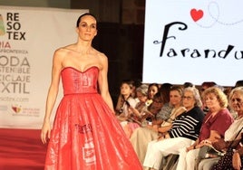 Una modelo luciendo un diseño de Farandulera