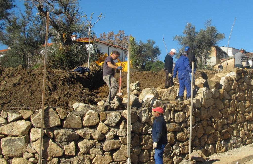 Parados contratados para obras municipales. 