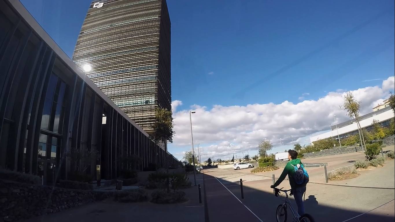 Darío observando el edificio Badajoz Siglo XXI.