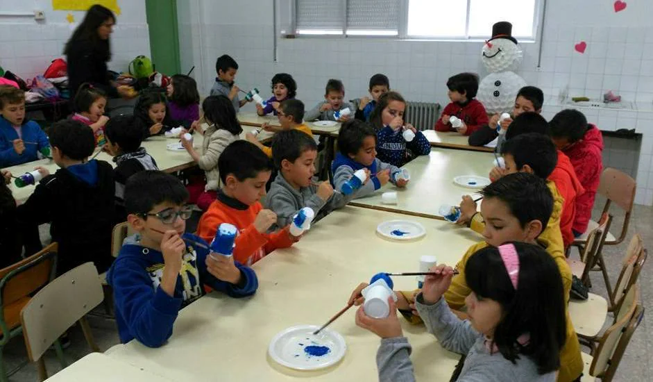 Niños realizando manualidades.