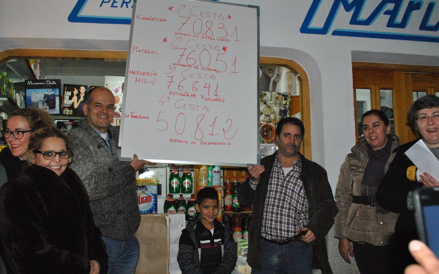 Los comerciantes mostrando los números agraciados.