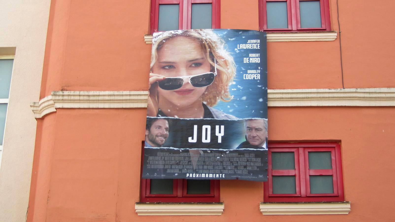 Fotograma de Joy, en la fachada de la sala Avenida.