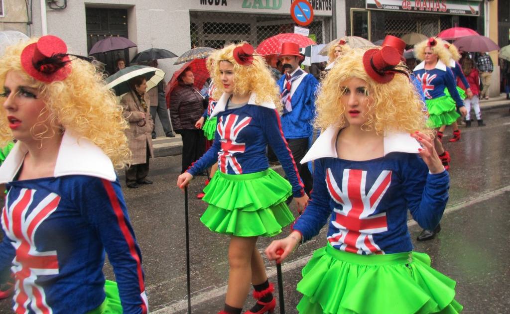 Desfile de peñas y comparsas. 