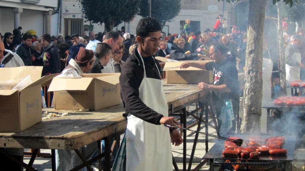 Asado y reparto de chorizos el pasado año.