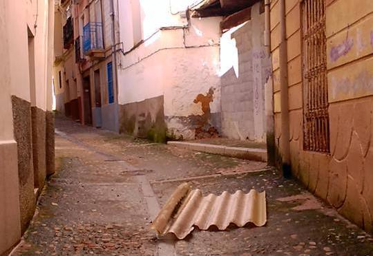 Calle Agua, con la plancha caída en el suelo.