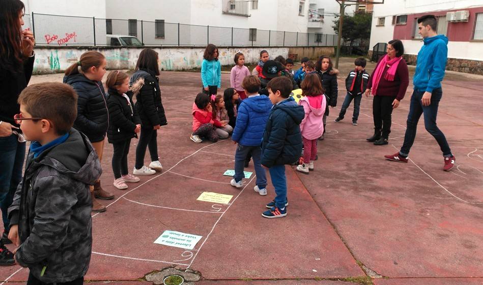 Practicando el juego de la ‘oca de la gota’. 