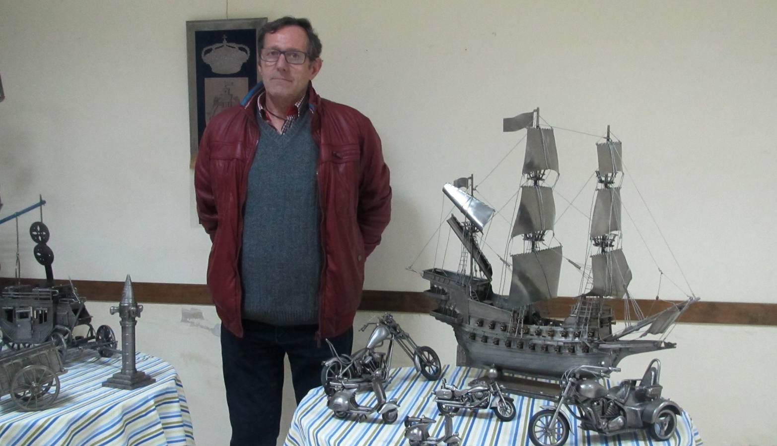 Miguel Rodríguez, junto algunas piezas. 