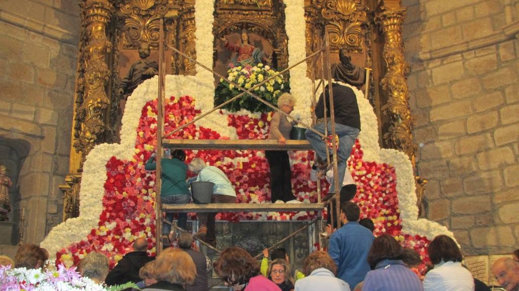 Colocación de las flores en el panel.