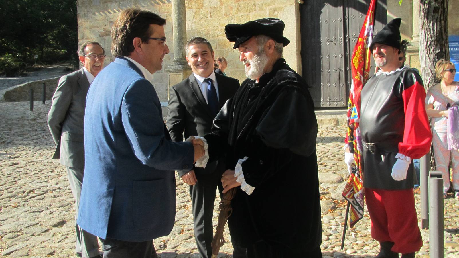Carlos V saluda a Vara a su llegada al Monasterio de Yuste, en octubre. 