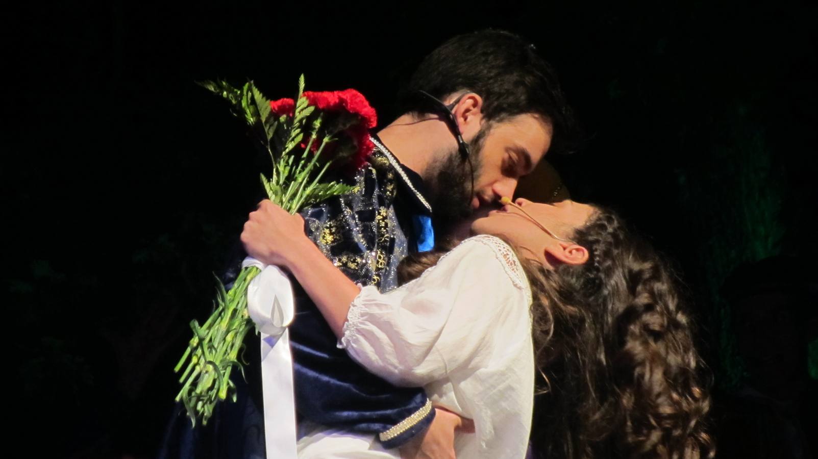 Miguel Ángel y Raquel, declarándose amor regio. 