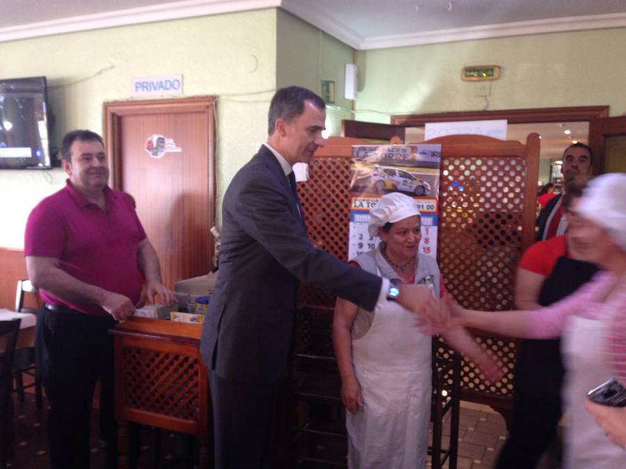 Felipe VI saludando al personal del restaurante.
