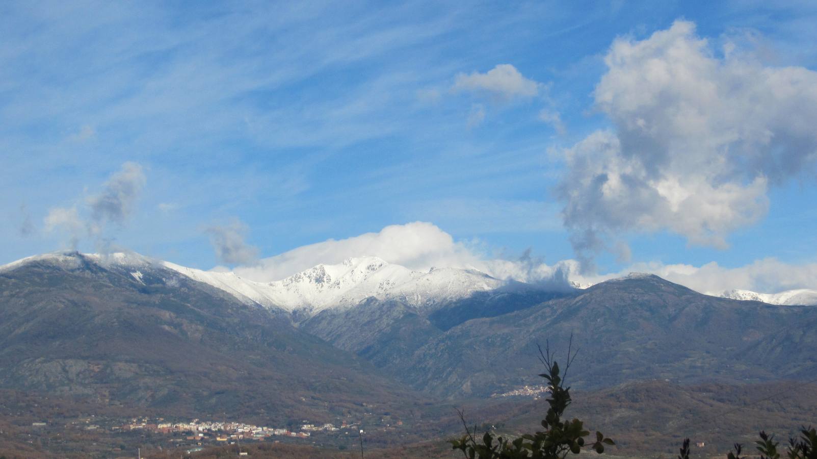 Gredos nevado, desde el parque Puente Los Bolos.