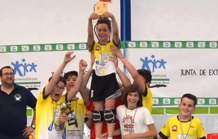 El Voleibol Jaraíz tras proclamarse campeón extremeño.