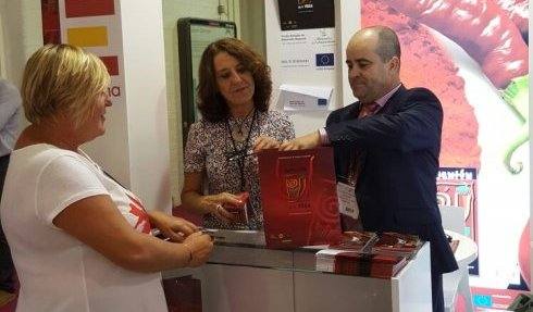 Miembros de la DOP atendiendo a los visitantes.