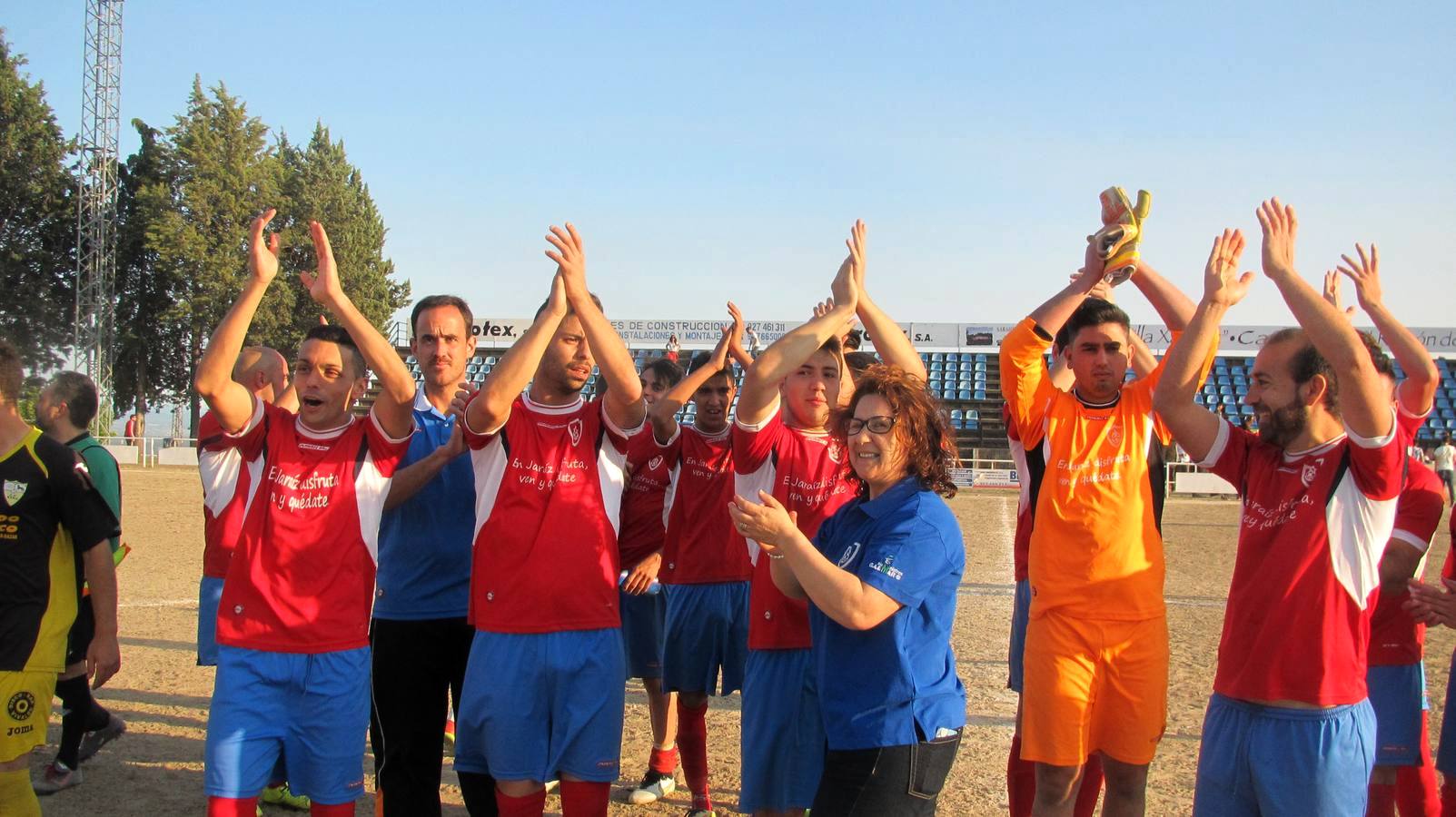 Jugadores con la presidenta saludando a los aficionados.