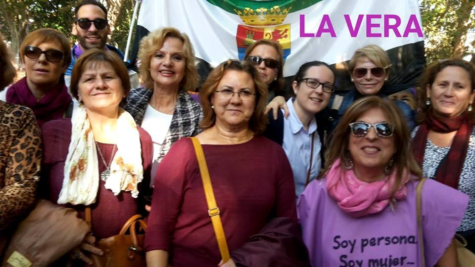 Mujeres veratas y la presidenta manifestándose contra la violencia. 