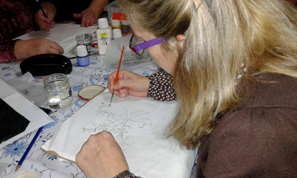 Alumnas realizando bordados.