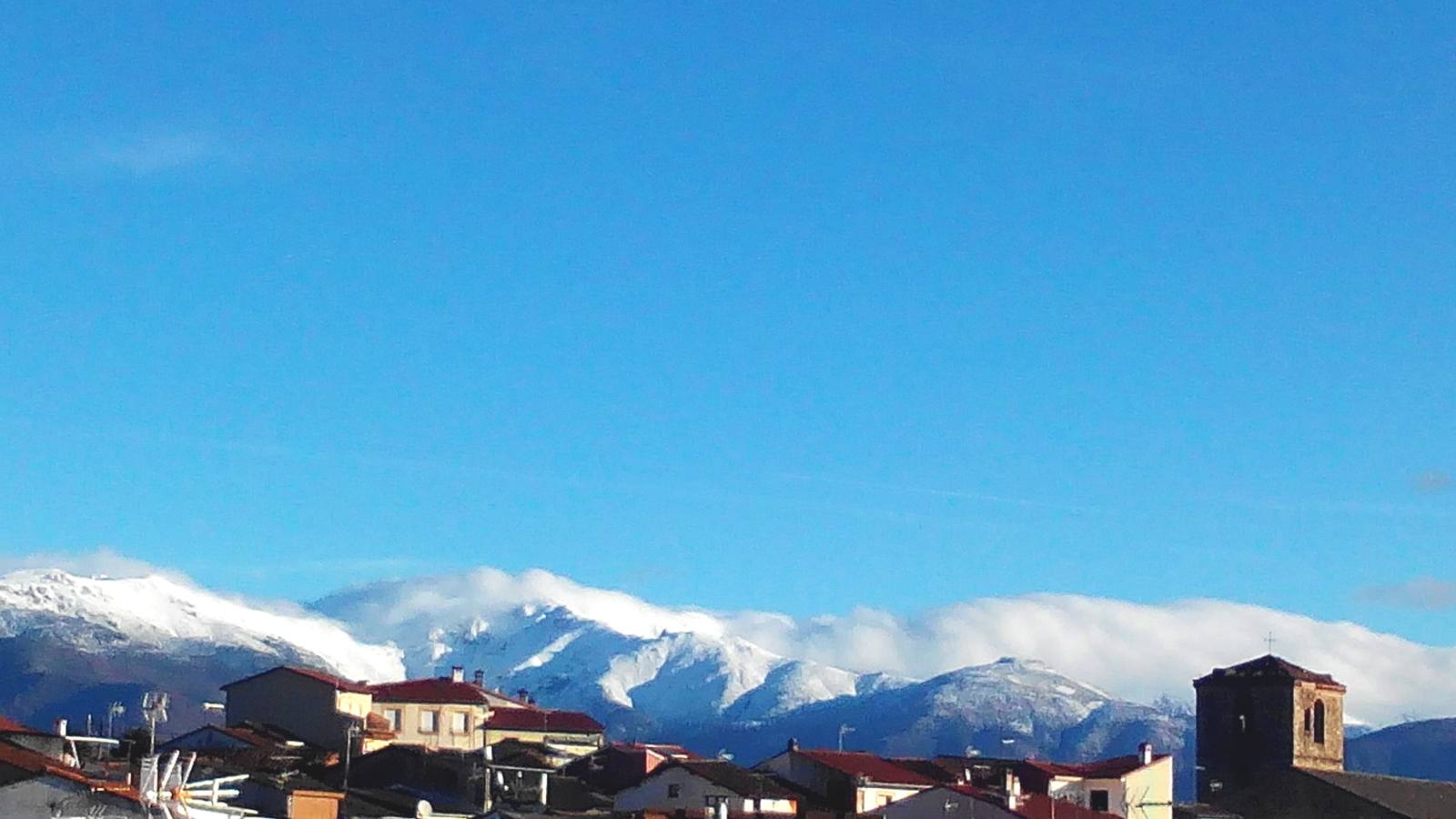 Casco urbano jaraiceño con Gredos nevado de fondo.