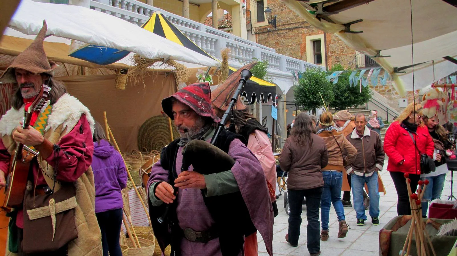 Hoy, pasacalle medieval, cuentacuentos y talleres en el mercado de San Andrés