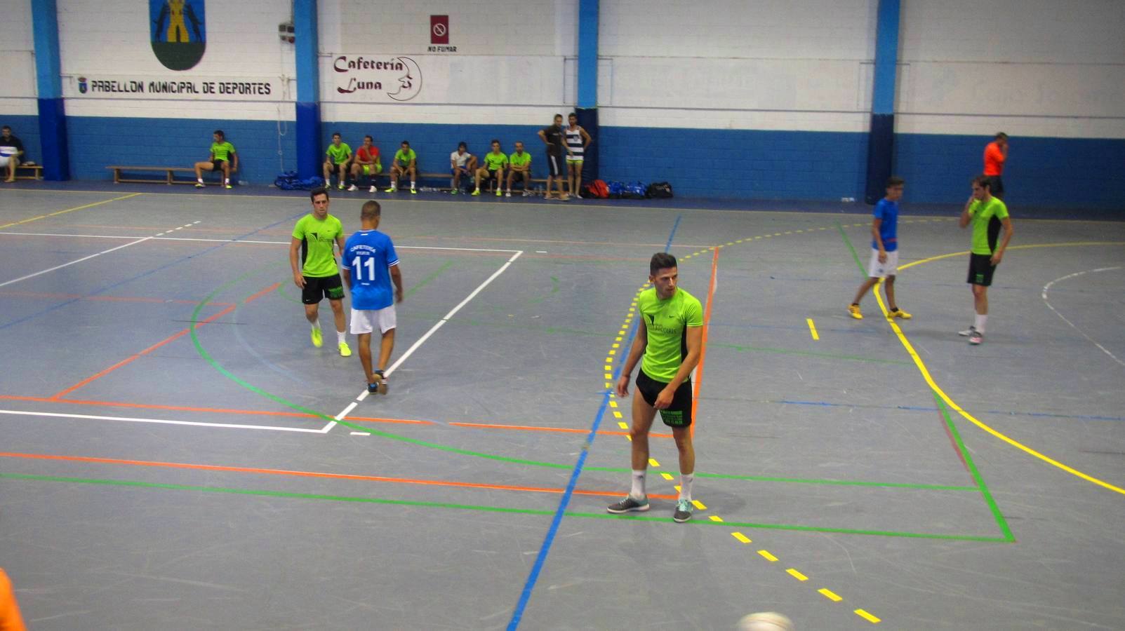 Partido de fútbol sala en el pabellón de deportes.