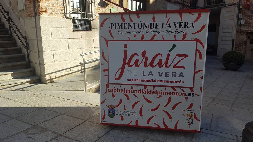 Lata gigante de pimentón que ha viajado a la Fitur. 