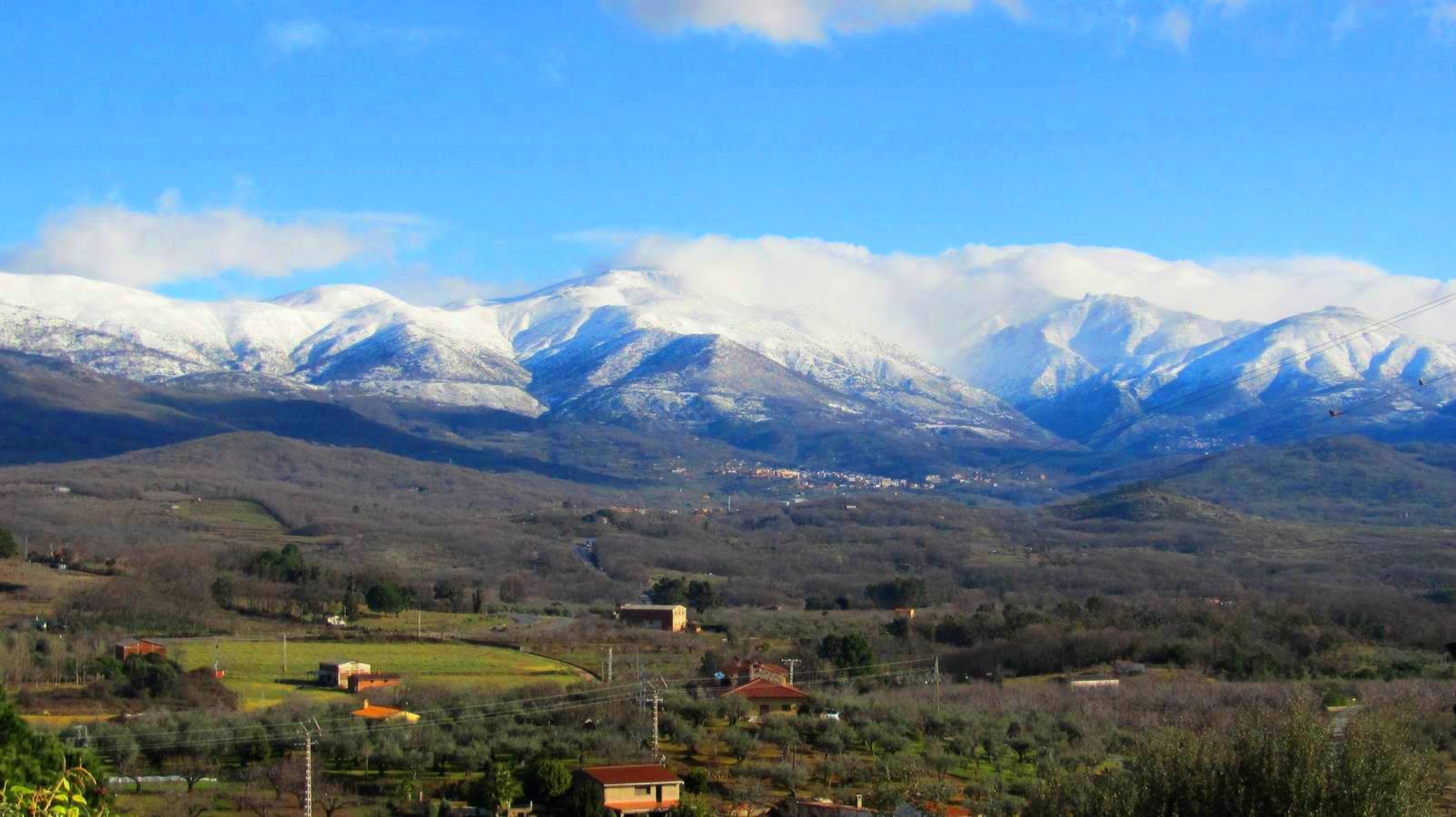 Gredos nevado  desde el parque Los Bolos de Jaraíz.