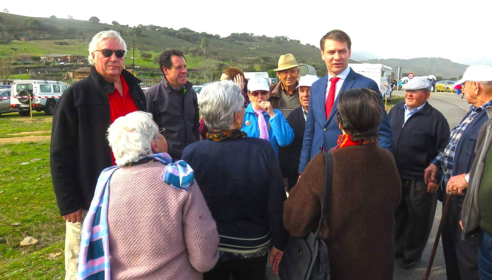 Vecinos de Jaraíz en la feria, con el alcalde y concejal de Turismo.
