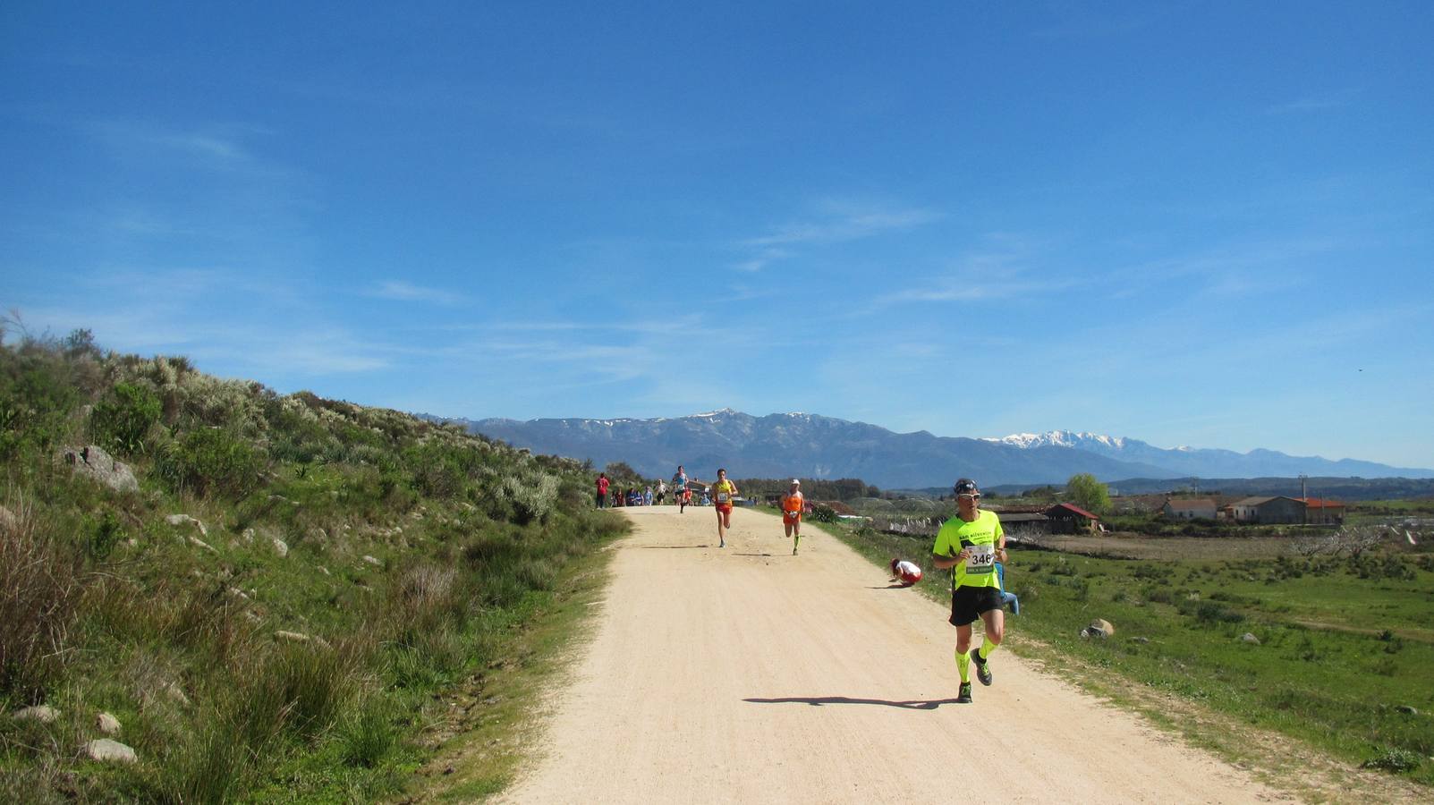 Corredores atravesando la dehesa jaraiceña.