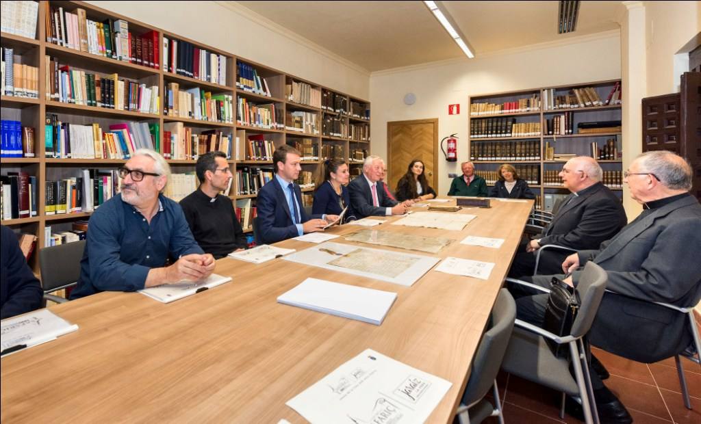 El obispo auxiliar de Toledo, Ángel Fernández Collado, y el archivero Ramón Gonzálvez (a la derecha) presentan la bula papal a la delegación jaraiceña, encabezada por el alcalde, Luis Miguel Núñez. P.D.C