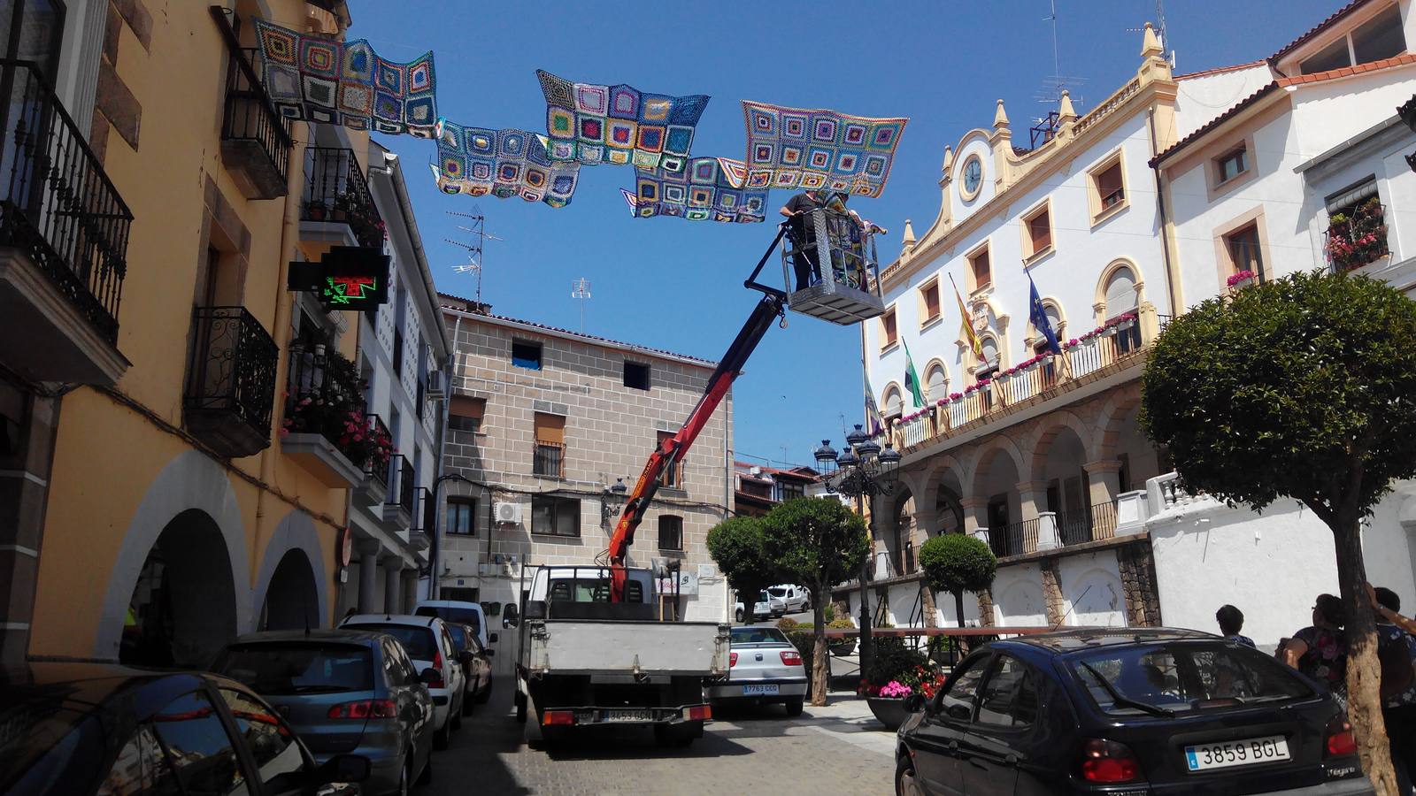 Instalación de los toldos de ganchillos.