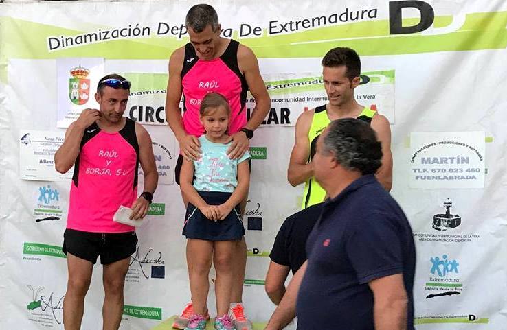 Fermín, el primero, y Alán, en el centro, con su hija.