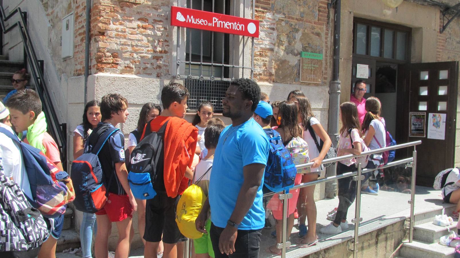 Niños y monitores esperando a poder entrar.