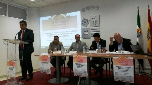 Ponentes durante el curso de verano del Uex celebrado en Villanueva de la Serena.