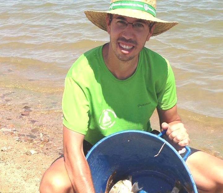 Carlos Labrador mostrando las capturas.