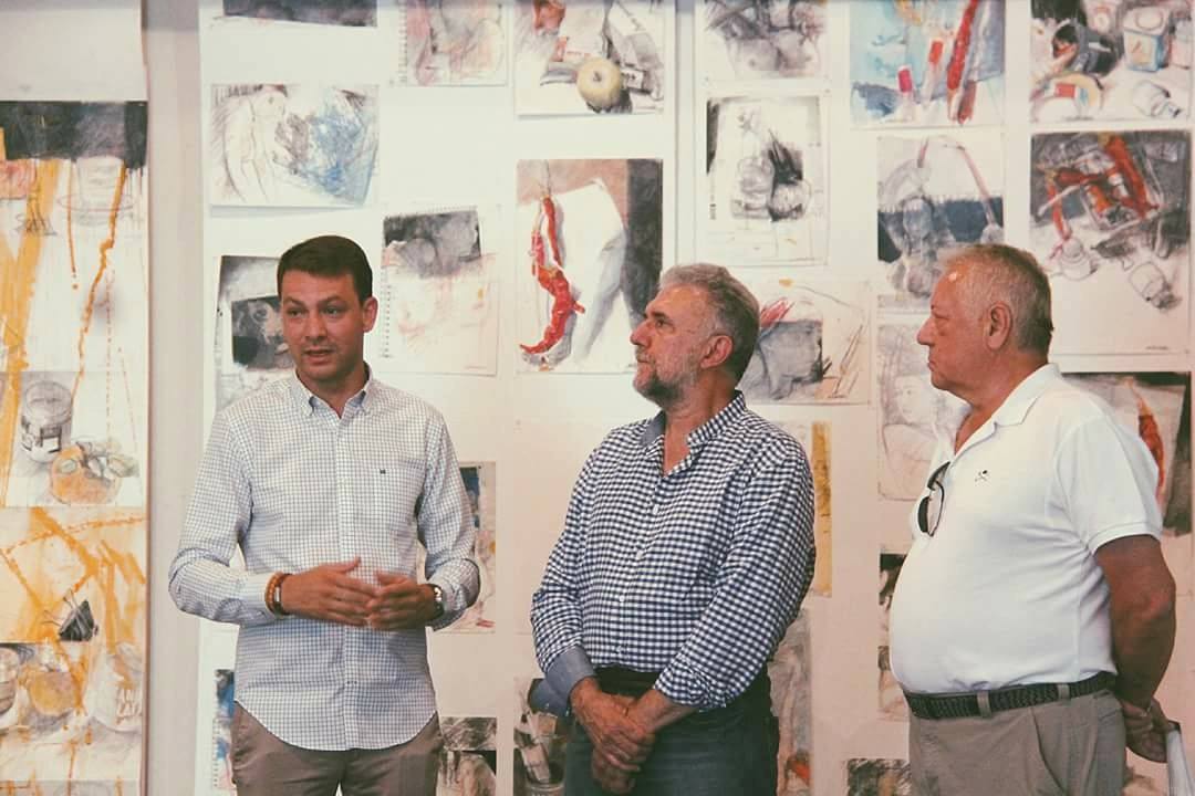 Durán, en el centro, junto al alcalde y concejal de Hacienda, en la presentación de la muestra.