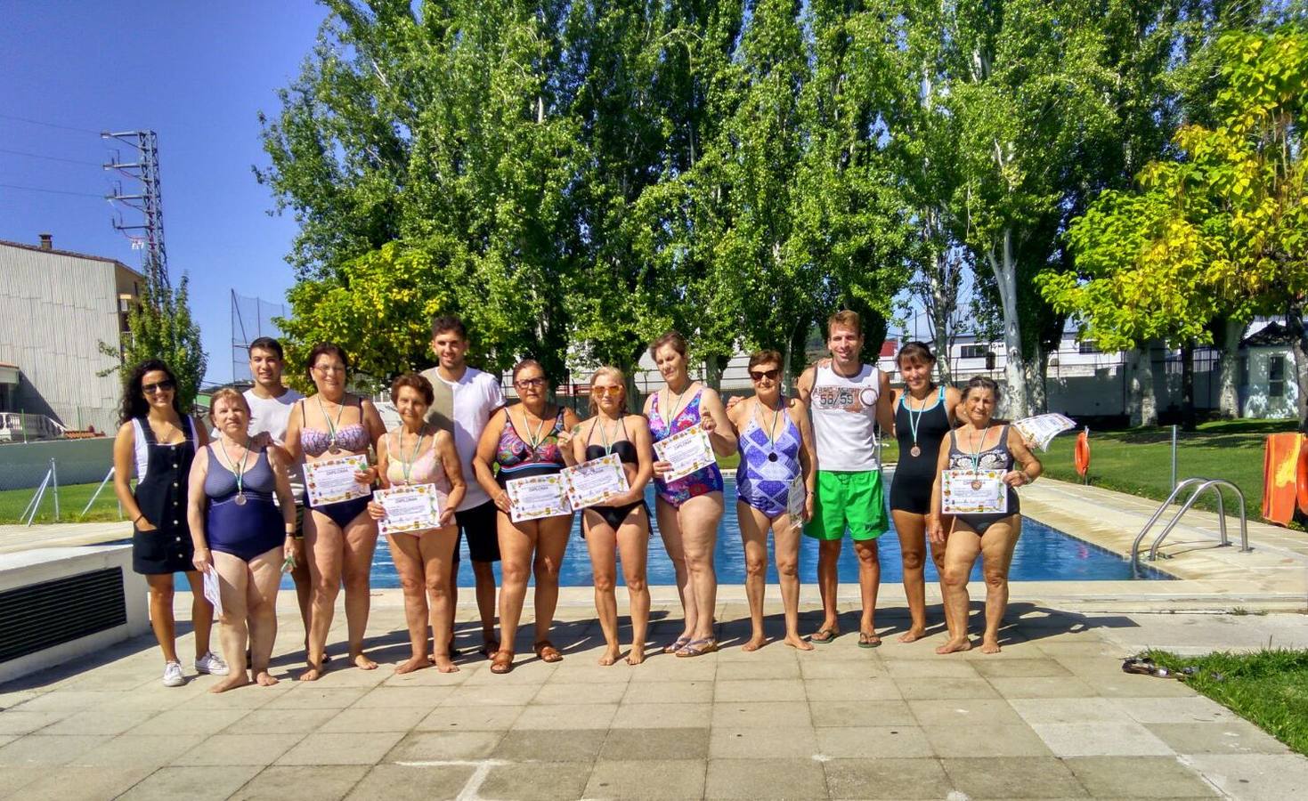 Adultos participantes en el curso de natación.