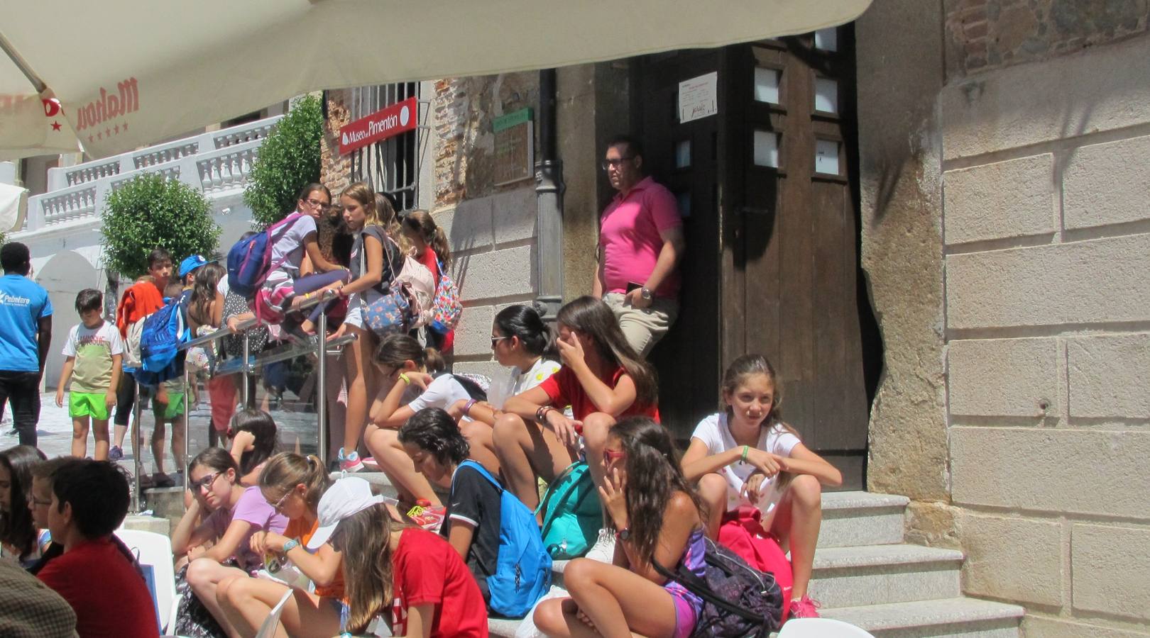 Niños esperando a entrar en el museo