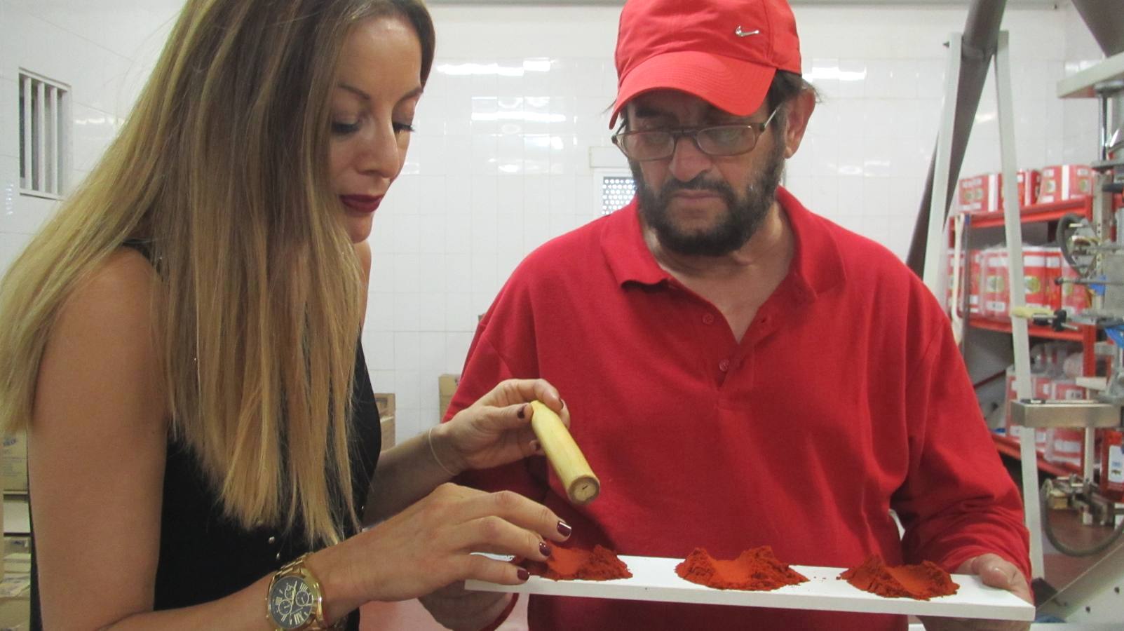 Julia realizando una cata de pimentón.
