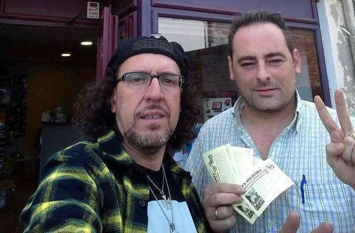 Felipe y Javier, de Informática Yuste, mostrando las papeletas. 